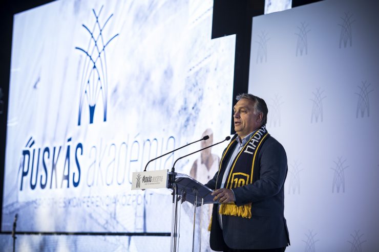 Orbán Viktor miniszterelnök beszédet mond Felcsúton, a Puskás Akadémia Sport- és Konferenciaközpontjának átadó ünnepségén 2018. október 13-án